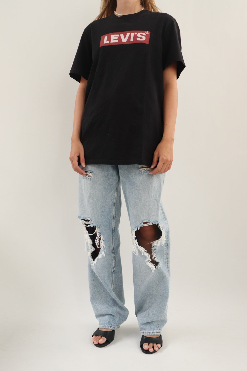 Camiseta Levis negra JMJ089 – LOOK TWICE CO