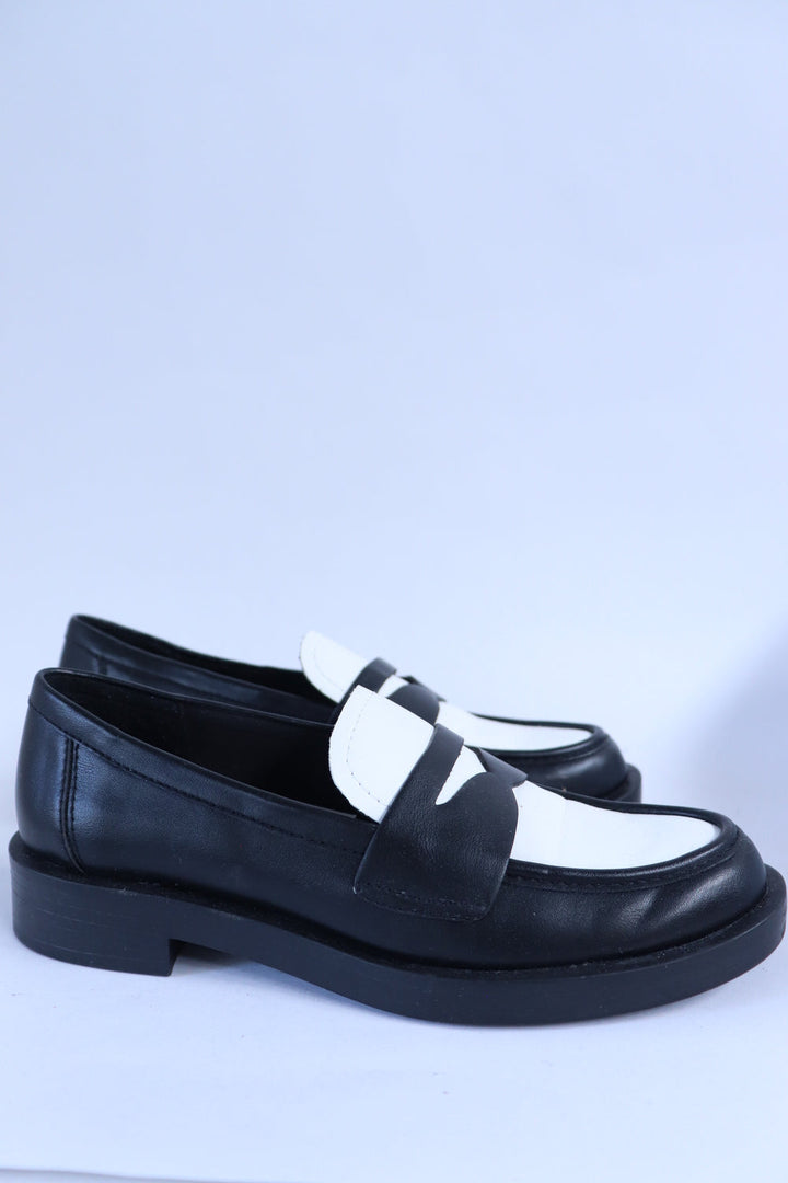 Mocasines Blancos y Negros