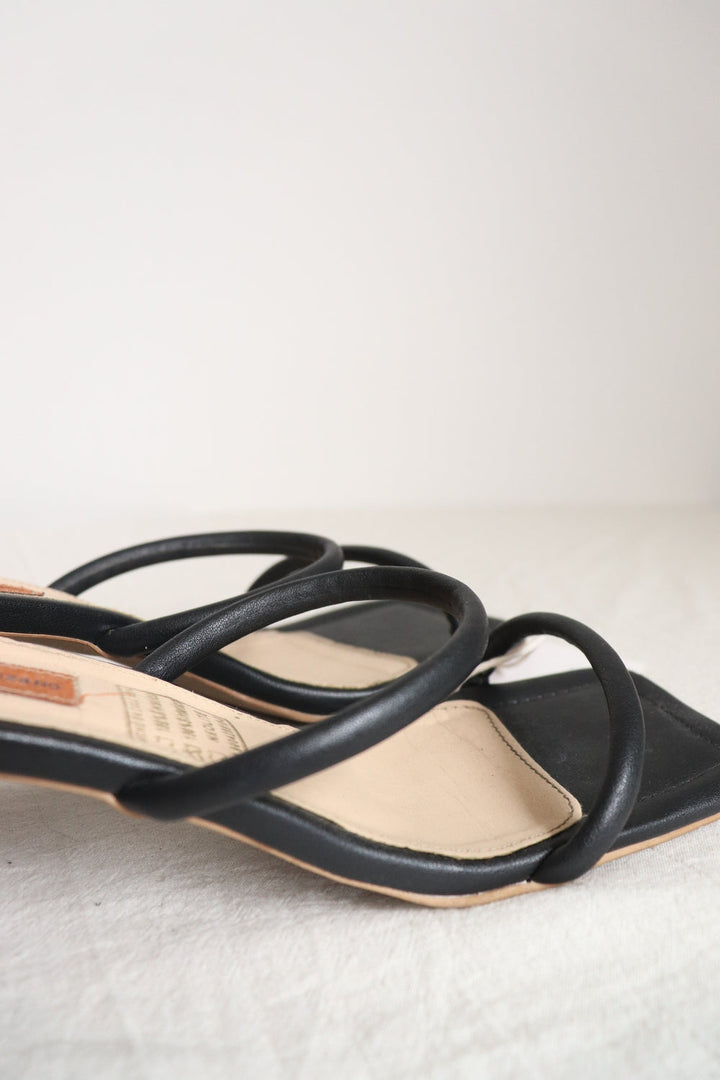 Tacones Negros Abiertos